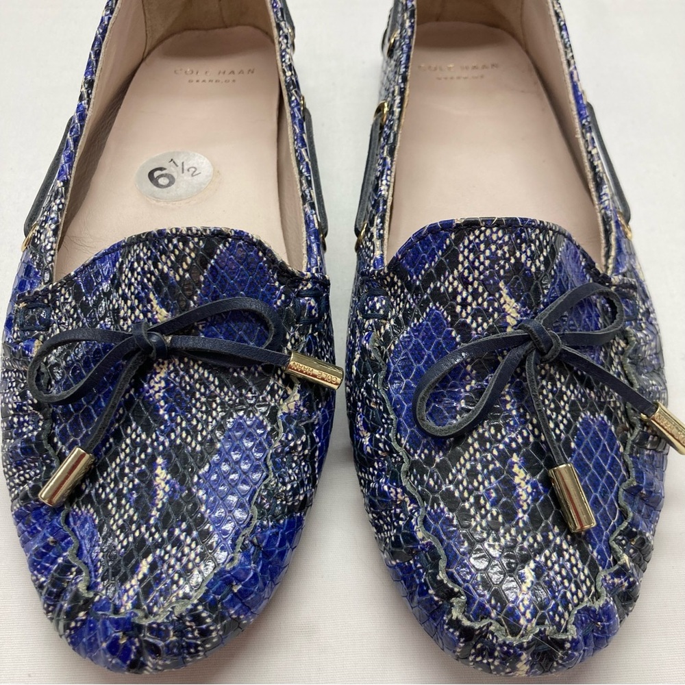 Cole Haans Women’s Driving Shoe SZ 6.5 Flats Loafers Faux Blue Snake Skin EUC